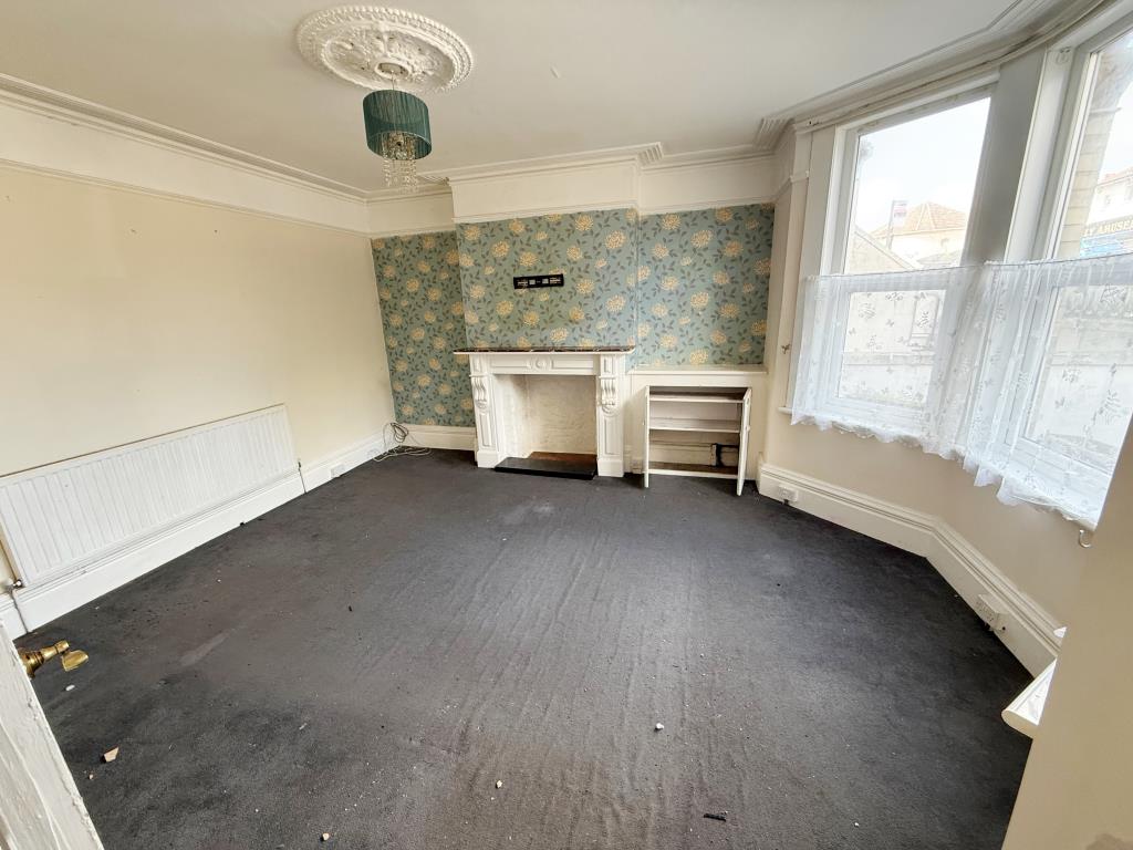 Lot: 167 - FREEHOLD BLOCK OF FLATS - Flat one living room